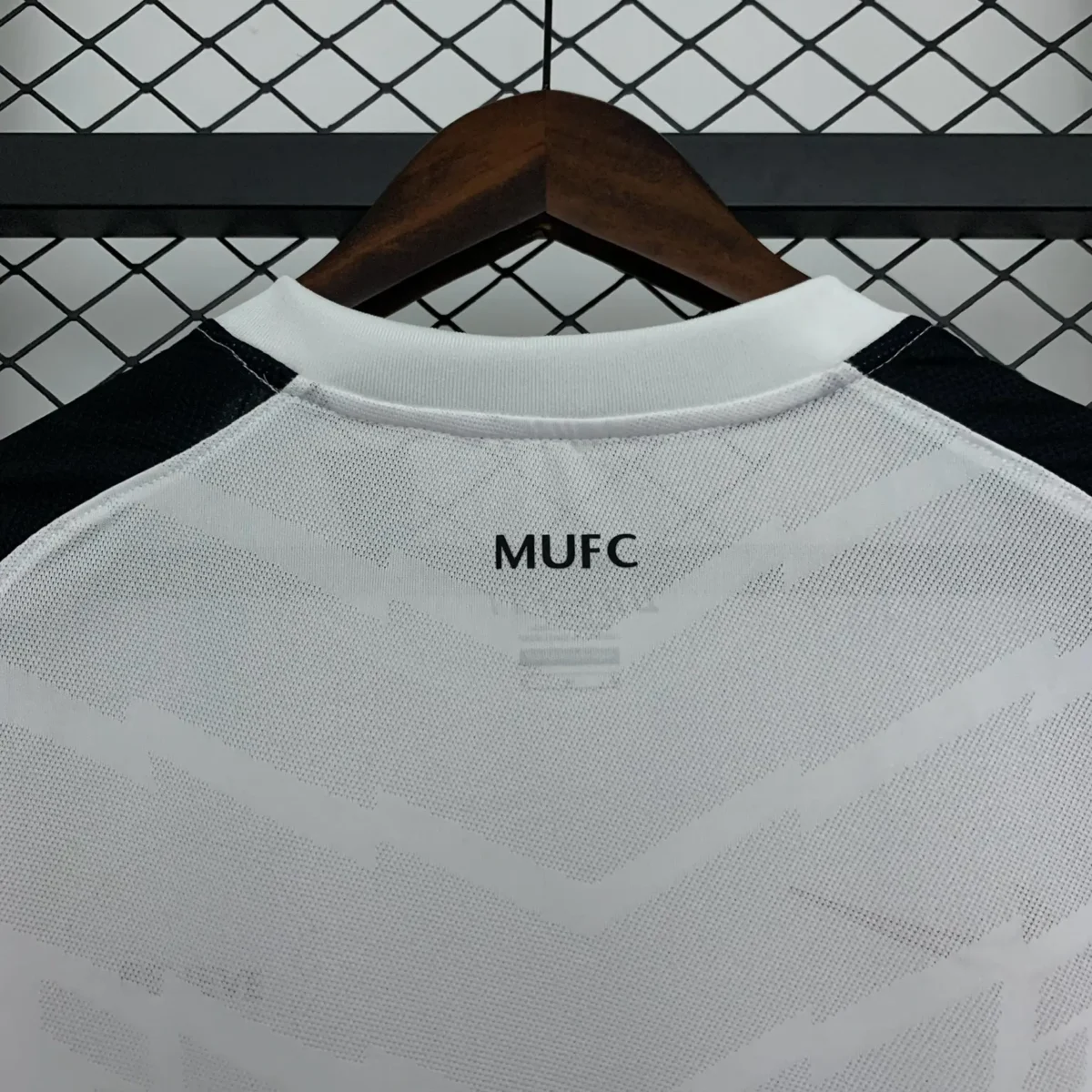 Manchester United 2010-11 Away Retro Jersey - Image 7