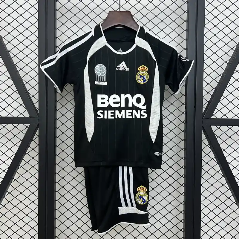 01-560.webp Real Madrid 2006-07 Away Retro Kids Kit - Image 1