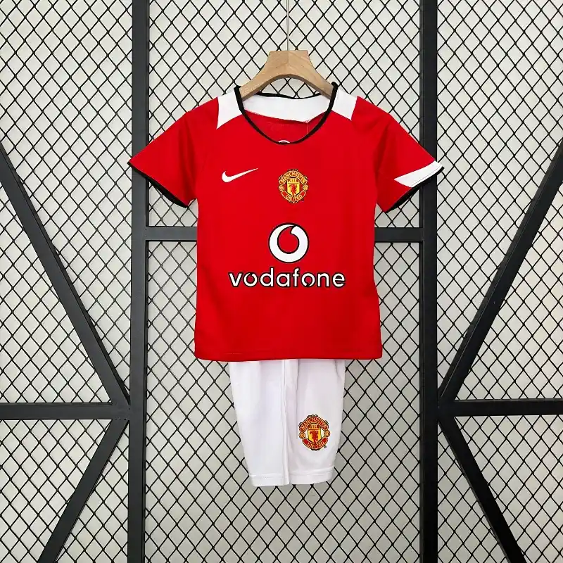 01-584.webp Manchester United 2005-06 Home Retro Kids Kit - Image 1