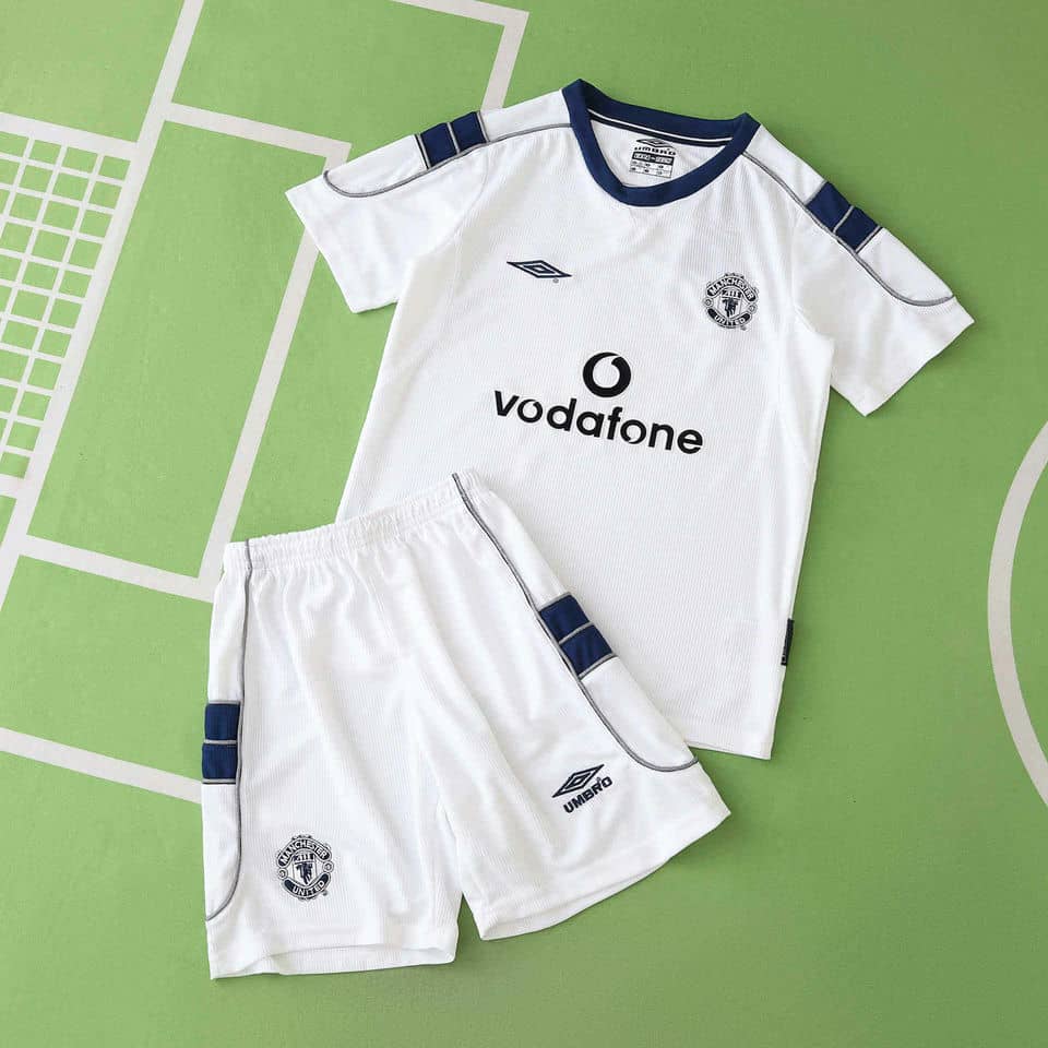 01-7166.jpg Manchester United 2000-01 Away Retro Kids Kit - Image 1