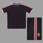 Manchester United 1998-99 Black Retro Kids Kit - Image 2