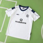Manchester United 2000-01 Away Retro Kids Kit - Image 3